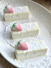 Load image into Gallery viewer, Sweetbuns White Chocolate Strawberry Cake
