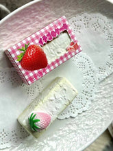 Load image into Gallery viewer, Sweetbuns White Chocolate Strawberry Cake
