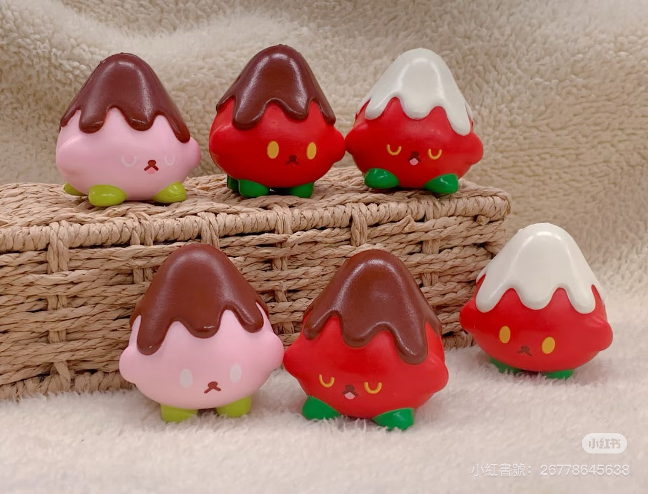 iBloom Strawberry Puppy Blind Capsule Squishy